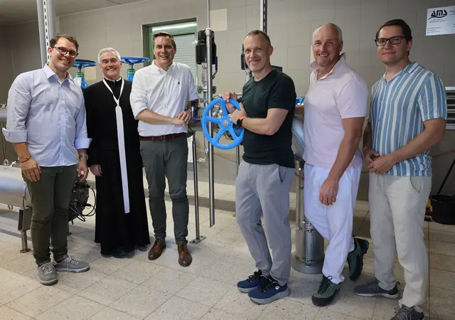 GR Markus Presle (Wasserausschuss), Stiftskämmerer Elias Carr, Bürgermeister Christoph Kaufmann, Stadtrat Christoph Stattin, Herbert Preisl, Leiter der Wasserversorgung und Stadtrat Clemens Ableidinger im Inneren des Brunnengebäudes. | Foto: Stadtgemeinde Klosterneuburg/Lutz