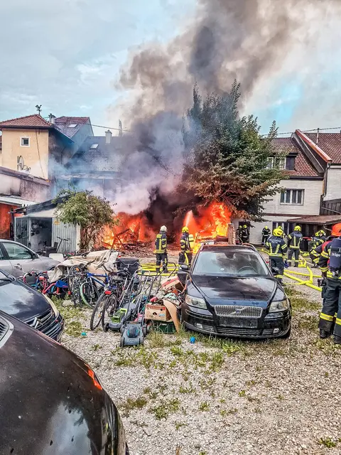 Insgesamt zwölf Feuerwehren rückten zum Einsatzort aus. | Foto: Daniel Scharinger
