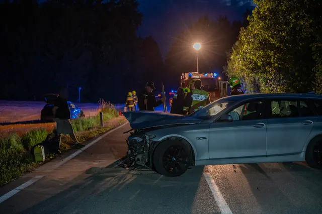 Eines der Fahrzeuge blieb mitten auf der Straße stehen, das andere landete in einem Feld. | Foto: Team Fotokerschi
