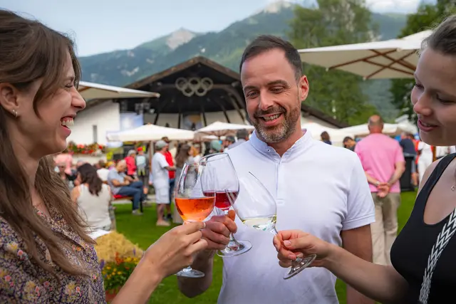 Tiroler und erstmals steirische Weine, regionale Schmankerl und Live-Musik prägen das Tiroler Winzerfest am 10. und 11. Juli. | Foto: Region Seefeld