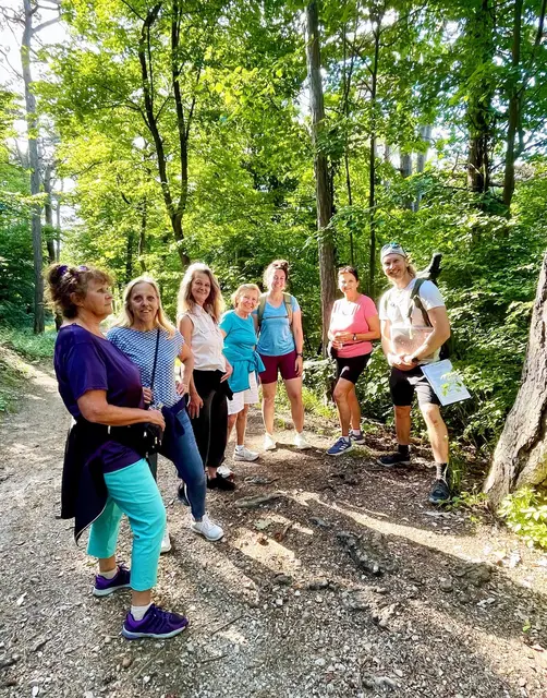 Die Teilnehmerinnen – darunter auch Gesunde Gemeinde-Gemeinderätin Eva Morawetz (4.v.l.)
– freuten sich über eine informative Naturwanderung am Liechtenstein, bei der man viel über
Flora und Fauna lernte. | Foto: Marktgemeinde Maria Enzersdorf