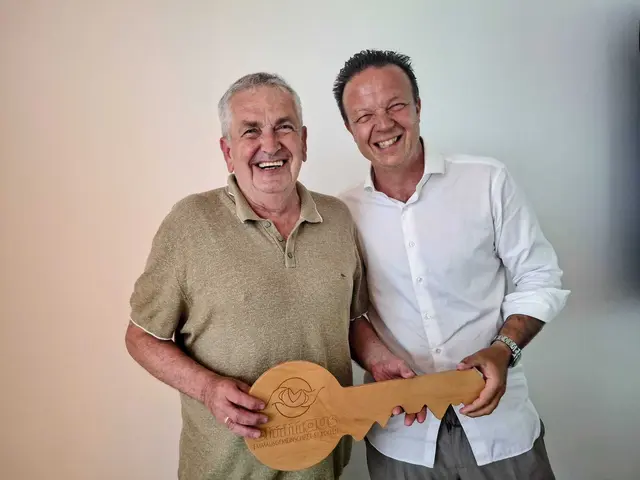Schlüsselübergabe an Obmann Alfred Brader durch Harald Joichl. | Foto: Emmaus