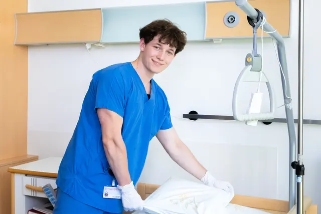 Timotheus Buchholzer absolviert seinen Zivildienst bei den Geriatrischen Gesundheitszentren der Stadt Graz auf der Memory Klinik der Albert Schweitzer Klinik. | Foto: Konstantinov