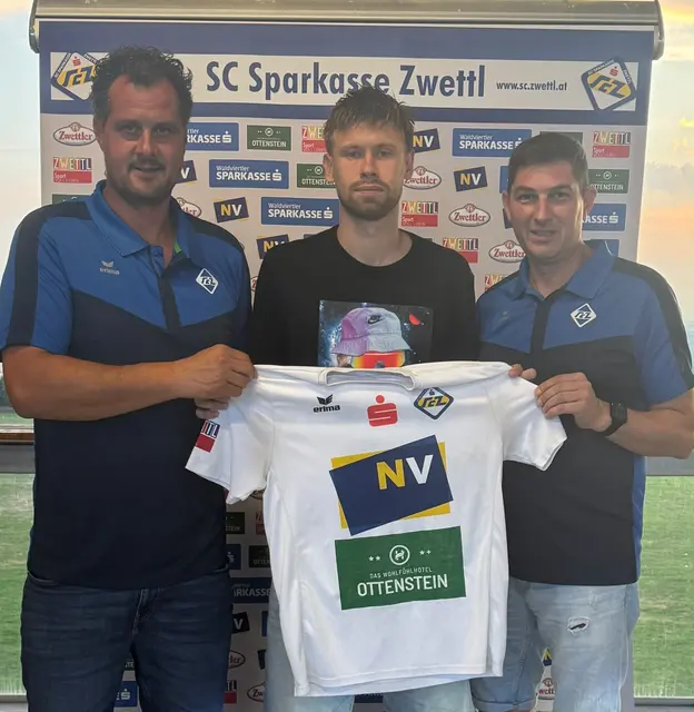 Ante Plazibat (l.) und Martin Grünstäudl (r.) begrüßen Maksym Potopalskyi. | Foto: SC Zwettl