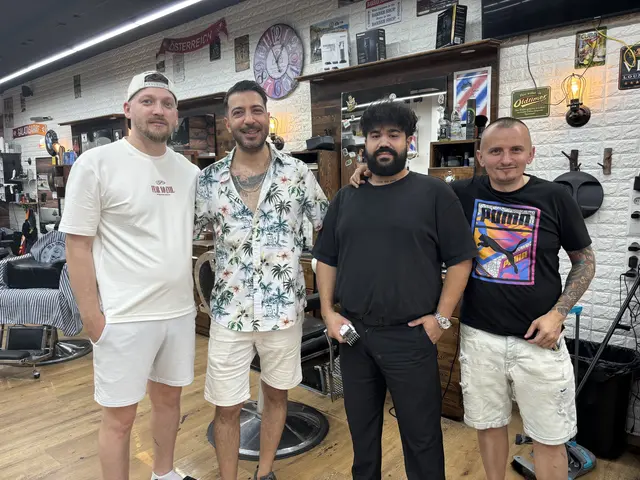 Senbayram Süleyman (2.v.l.) eröffnete vor zehn Jahren den ersten Barbershop in Mattersburg. Aktuell beschäftigt er sechs Mitarbeiter.  | Foto: MeinBezirk/Barbara Babonitsch-Diewald