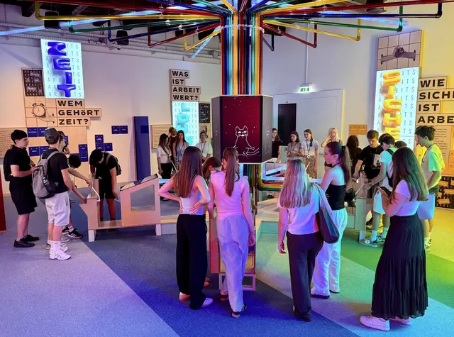 Im „LABOUR LAB“ tauchten die Schülerinnen und Schüler mit Virtual Reality und Gamification in die Geschichte der Arbeiterinnen und Arbeiter ein. | Foto: AK Niederösterreich, Günter Kastner