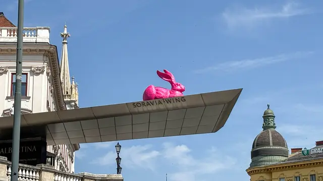 Ab sofort sitzt ein großer pinker Hase am Dach der Albertina. | Foto: Andreas Pölzl/MeinBezirk Wien