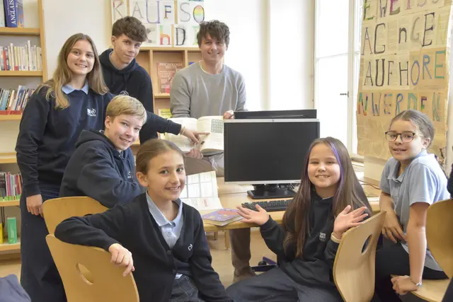 Foto: Christian Fasser: Direktorin Magistra Maria Strolz von den Sacré Coeur Schulen Riedenburg und International School, ist in der 412. Sendung zu Gast bei Andreas Seeburger in der Fernsehgondel am Muttersberg.