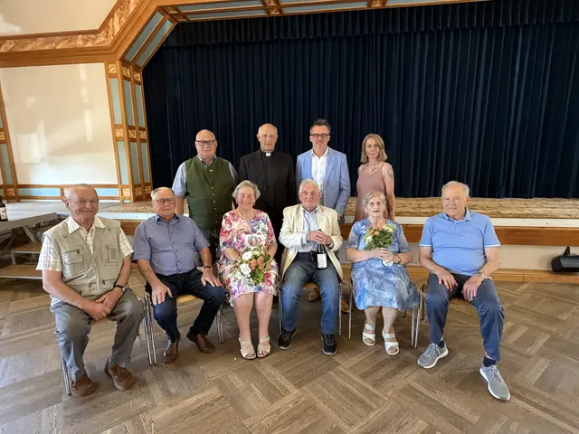 85. Geburtstag (v.l.). –  1. Reihe (sitzend) Josef Hiemetzberger, Ignaz Bauer, Gertraud Schiefer, Johann Simhofer, Angela Bauer, Johann Schmidt; 2. Reihe (stehend) von links nach rechts:
Gemeinderat Josef Motusz, Pfarrer Franz Kraus, Bürgermeister Hans-Jürgen Resel, Gemeinderätin Pamela Köberl. | Foto: Marktgemeinde St. Leonhard am Forst