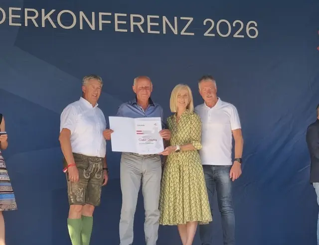 Siegfried Grutschnig erhielt das goldene Ehrenzeichen des ÖSV. | Foto: Privat