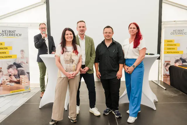 Bei der Eröffnung des Wohnprojekts "Gnice": v.links nach rechts: Moderator Thorsten Jost, Christiane Berger, Michael Schober, Josef Seiwald, Brigitte Kern (Team Heimat Österreich) | Foto: Heimat Österreich/weissbild.at/Martina Weiss