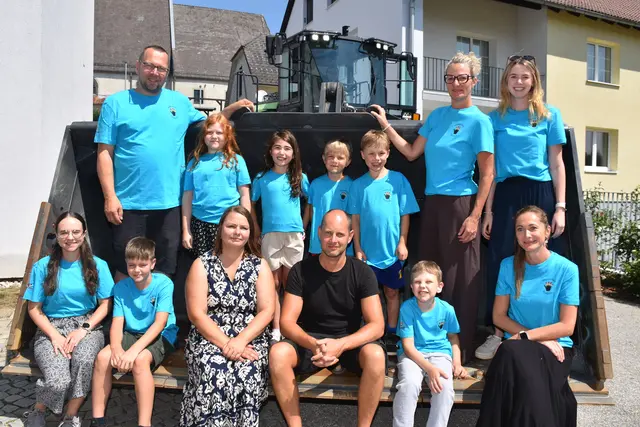 Angela und Bernhard Aschauer und ihre Mitarbeiterinnen und Mitarbeiter von Baumaschinen Aschauer verteilten an die Volksschulkinder und an die Kinder in der Krabbelstube und im Kindergarten kühle Erfrischungen.  | Foto: Robert Zinterhof