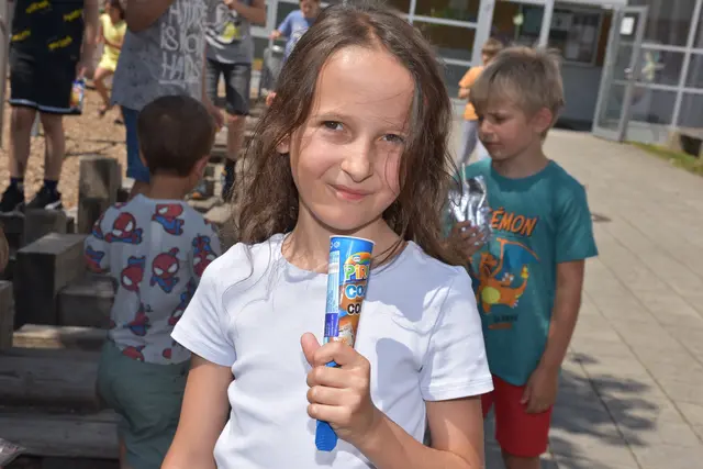 Angela und Bernhard Aschauer und ihre Mitarbeiterinnen und Mitarbeiter von Baumaschinen Aschauer verteilten an die Volksschulkinder und an die Kinder in der Krabbelstube und im Kindergarten kühle Erfrischungen.  | Foto: Robert Zinterhof