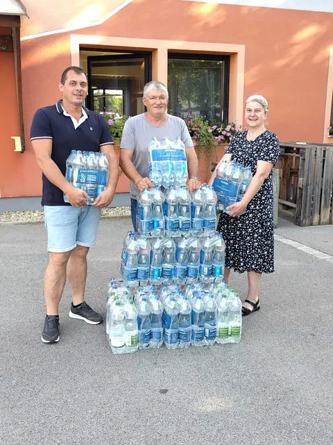 Josef Dietrich und Elke Liebminger bei der Übergabe von jeweils 120 Flaschen Mineralwasser an den Mistelbacher Bauhof und die Straßenmeisterei – als kleine Erfrischung und Zeichen der Wertschätzung für die tägliche Arbeit. | Foto: Liebminger