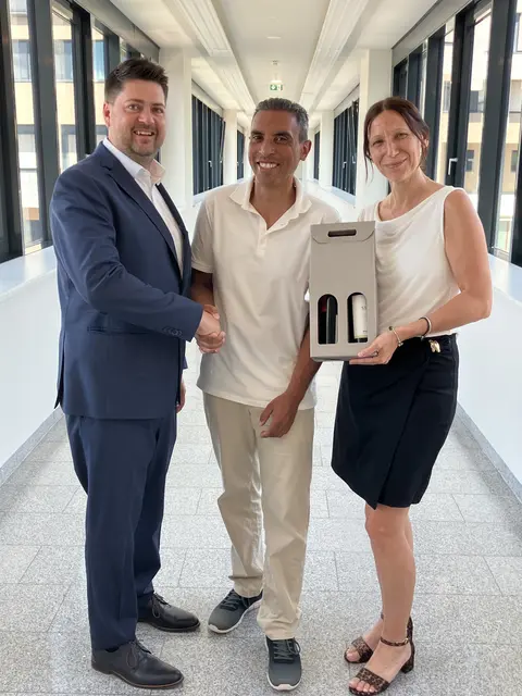 Zum ausgezeichneten Abschluss gratulierten Rossol El Kashef, MSc (Mitte) Schul- Direktorin Katharina Schuster und Pflegedirektor Christian Pleil.  | Foto: LK Mistelbach