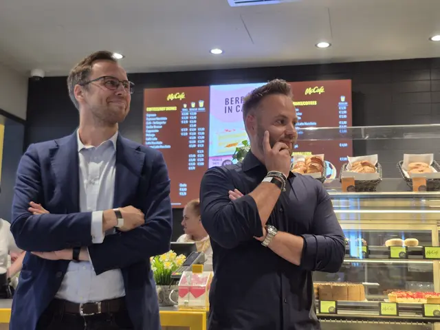Noch sind sie gespannt. Die bald geehrten Jungunternehmer und Nachfolger des Jahres Hannes Friessnegg und Michael Sack 
