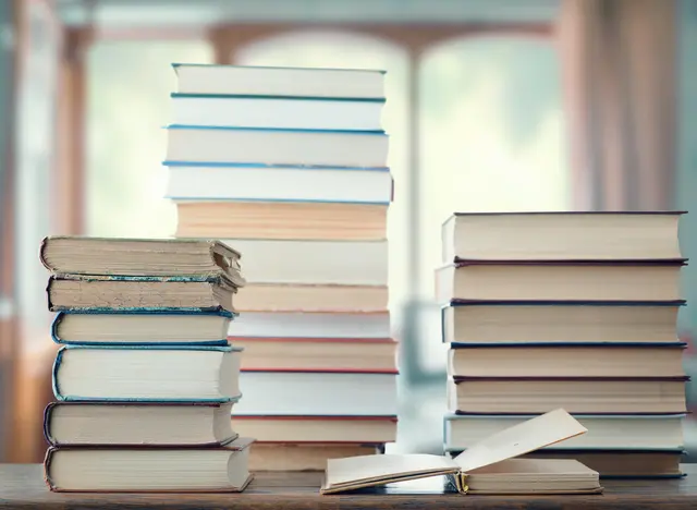 Bereits der Ferienbeginn steht unter dem Motto: „Komm auf die Bücherinsel und hol dir eine tolle Überraschung aus der Insel-Schatzkiste“. | Foto: PantherMedia/olegkrugllyak