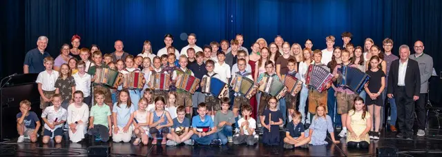 Alle Schülerinnen und Schüler beim Sommerkonzert in der Steinhalle Lannach