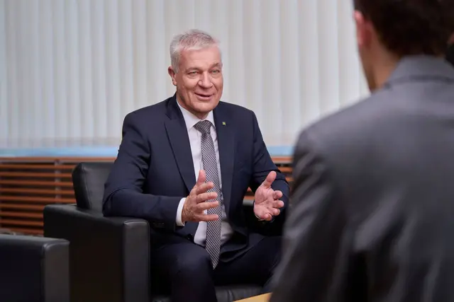 „Während das Land Niederösterreich und seine Gemeinden jeden Euro zweimal umdrehen müssen, sollen wir eine EU-Verordnung umsetzen, die enorme Kosten verursacht. Dafür fehlt derzeit schlicht das Geld.“ betont Finanzlandesrat Anton Kasser. | Foto: NLK