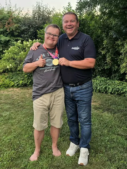 Bürgermeister Christian Partoll gratuliert Goldgewinner Tobias Steinböck. | Foto: Foto: Stadtarchiv Ansfelden