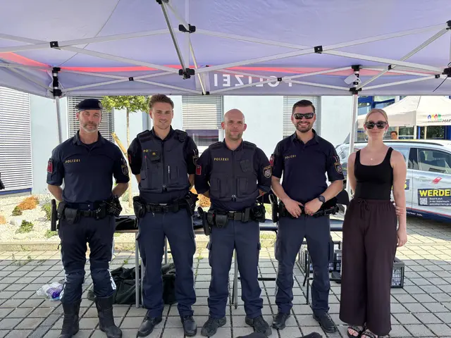 Neben der Justiz war auch die Polizei vertreten, welche den Jugendlichen das spannende Tätigkeitsfeld der Polizei näher brachten. | Foto: Leonie Stanzel