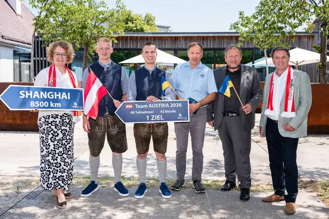 Landesrätin Christiane Teschl-Hofmeister, Benedikt Pritz, Christian Hiesberger, Martin Zagler (Porsche Inter Auto St. Pölten), NÖ Spartenobmann Gewerbe und Handwerk, Jochen Flicker, und WKNÖ-Präsident Wolfgang Ecker (v.l.). | Foto: Andreas Kraus