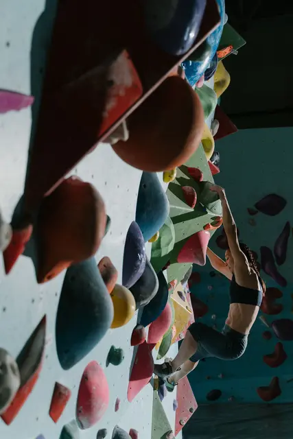 Beim Bouldern wird der ganze Körper trainiert, man braucht Koordination und Dynamik - eine perfekte Sportart um fit und gesund zu bleiben und dabei noch Freude an der Bewegung zu haben. | Foto: pexels / cottonbro studio