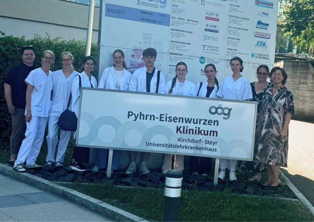 Compassion-Schüler vor dem Pyhrn-Eisenwurzen Klinikum Kirchdorf mit den Mentorinnen und Pflegebereichsleitung DGKPin Eva-Maria Gerdsmann | Foto: OÖG