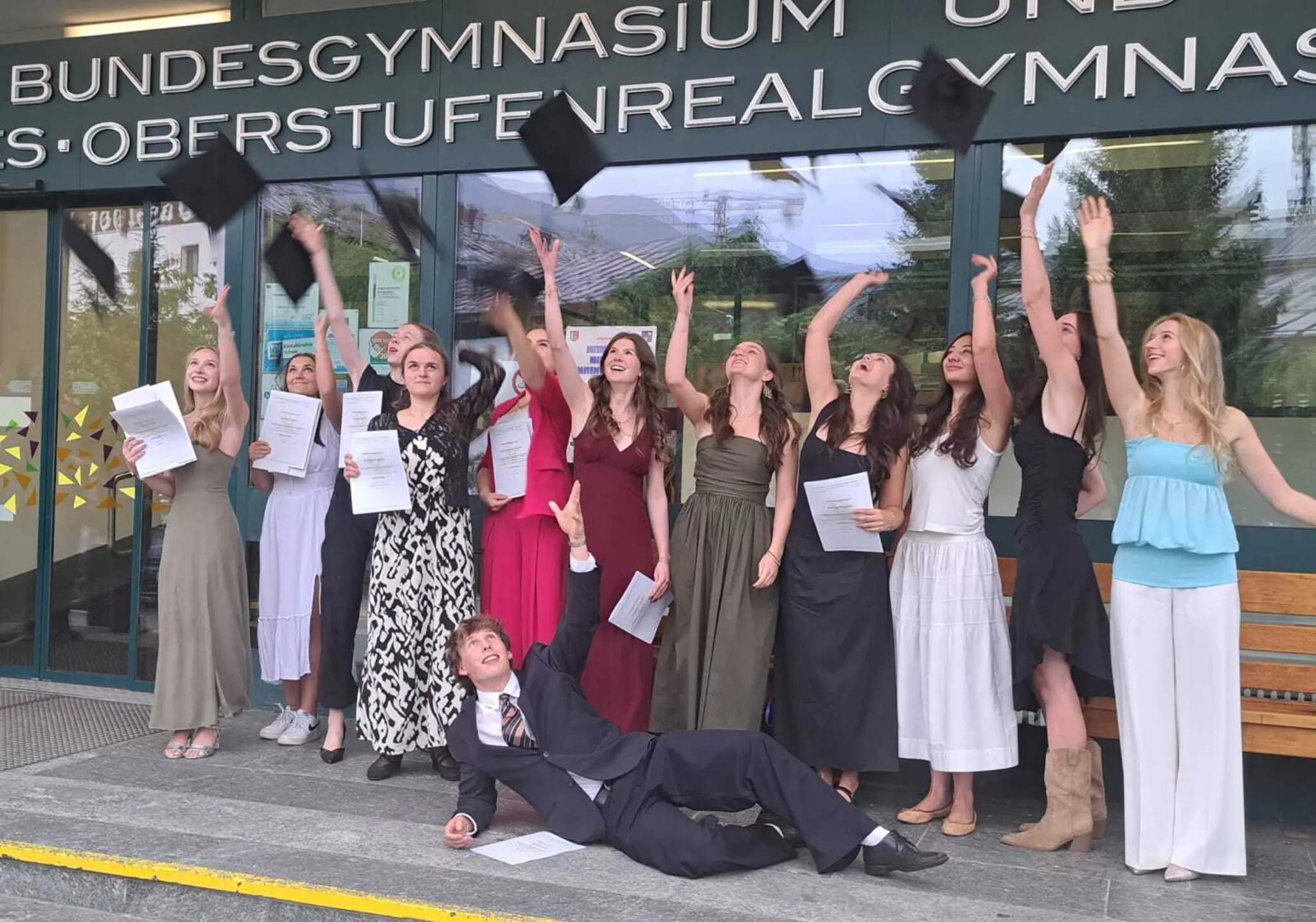 BG/BORG St. Johann: Drei Maturaklassen, drei weiße Fahnen am Gymnasium - ...