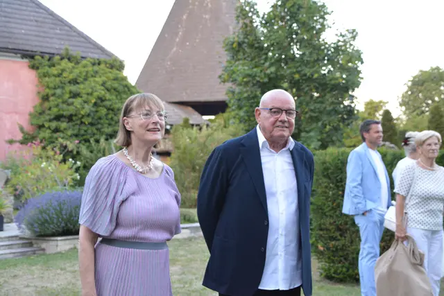 Die Eigentümerin des Schlosses Kobersdorf Anna Schlanitz-Bolldorf mit Wolfgang Böck beim Sektempfang. | Foto: MeinBezirk/Rosenberger Victoria
