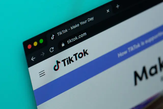 Ein 25-Jähriger wurde Opfer eines Internetbetrugs, nachdem er einem Link auf TikTok gefolgt war. (Symbolbild) | Foto: unsplash/Solen Feyissa