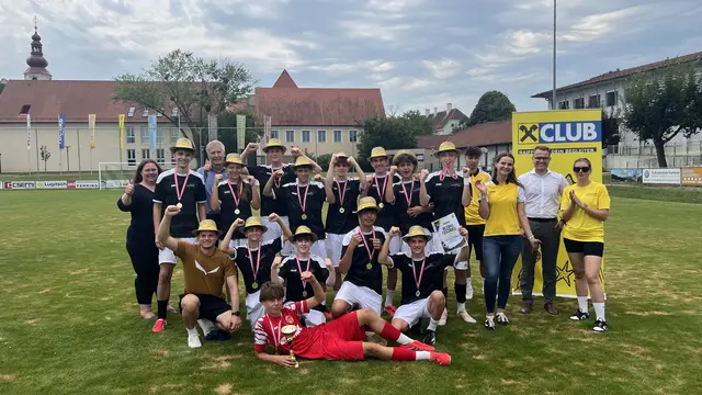 Die Schüler der Mittelschule Markt Hartmannsdorf sicherten sich den Sieg beim Raiffeisen-Fußballturnier. | Foto: MeinBezirk/Gerda Sammer-Schmidt
