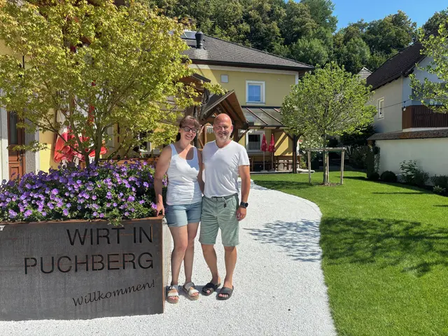 Sigrid und Andreas Melzer vom "Wirt in Puchberg" in Arbing. Es grünt und blüht im neu angelegten Gastgarten. | Foto: MeinBezirk Perg/leon