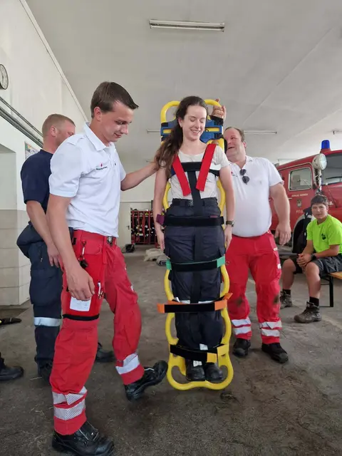 In mehreren Einsatzgruppen hatten die zahlreichen Teilnehmer die Möglichkeit, die unterschiedlichen Rettungstechniken selbst anzuwenden. | Foto: FF Vitis