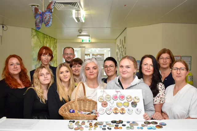 Julia Karban-Reithner, MA, BSc, Verena Böhm-Neubauer, Leonie Berger, 
Ankica Molnar, Michelle Krenn, Christine Prilisauer, Dr. Jessica Stöger, PM.ME; 2. Reihe 
v.l.n.r. Radka Zalomova, Martin Holzbauer, Yuliia Tomchuk, Anahit Manukyan und 
Stationsleitung DGKP Barbara Lange | Foto: Landesklinikum Korneuburg-Stockerau-Hollabrunn