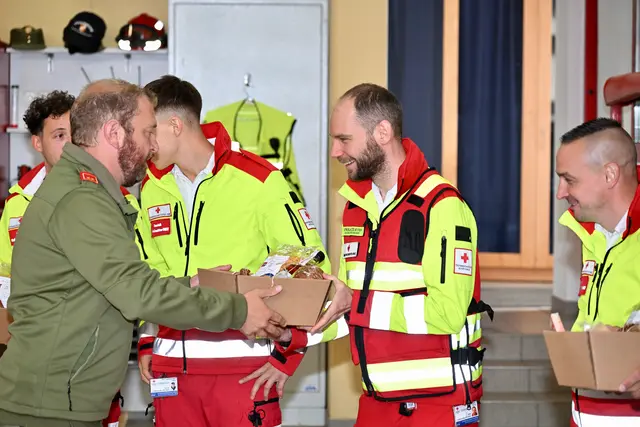 Der Kommandant überreichte an alle Rettungsteams ein kleines Präsent. | Foto: Hassl
