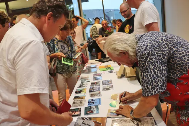 Selbst in der Pause war Hans Theessink für seine Fans da und signierte CDs und Schallplatten | Foto: Edith Ertl