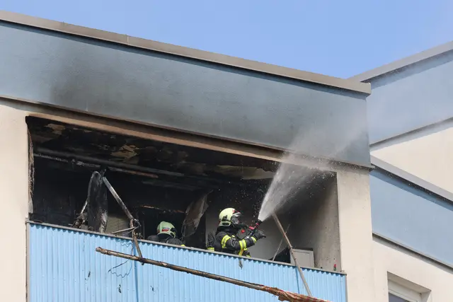 Balkonbrand im obersten Stockwerk eines Mehrparteienhauses in Wels-Pernau. | Foto: laumat.at