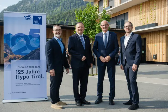 v.l.n.r.: Andreas Pittl (Kundenbetreuer Öffentliche Institutionen Hypo Tirol), Karl-Josef Schubert (Präsident Tiroler Gemeindeverband, Bürgermeister Vomp), Anton Mattle (Landeshauptmann Tirol), Christian Jäger (Bereichsleiter Firmenkunden Hypo Tirol) | Foto: Franz Oss
