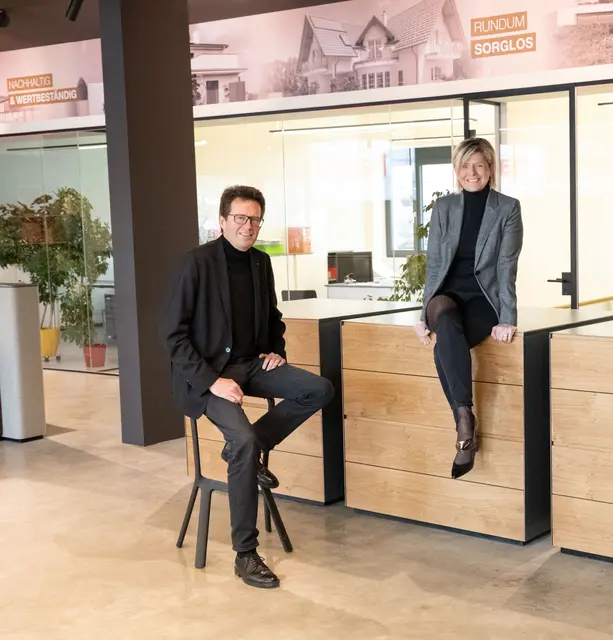 Stolz auf die Leistungen vom Firmennachwuch: Josef Gasser und Doris Enzensberger-Gasser, geschäftsführende Gesellschafter von Lieb Bau Weiz | Foto: Lieb Bau Weiz 