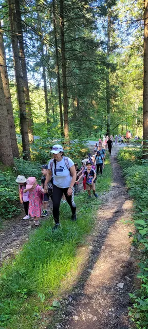 Die Volksschüler Enzenkirchen erhielten bei einem Besuch im Wald Einblicke in die heimische Tier- und Pflanzenwelt sowie in die Aufgaben der Jägerschaft. | Foto: JG Enzenkirchen