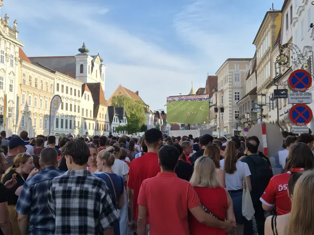 Die Stadt veranstaltet wieder ein Public Viewing, diesmal gemeinsam mit der Huepfburg auf dem Areal der alten Post, weil der Stadtplatz (im Foto) leider belegt ist.
 | Foto: Tobias Zachl
