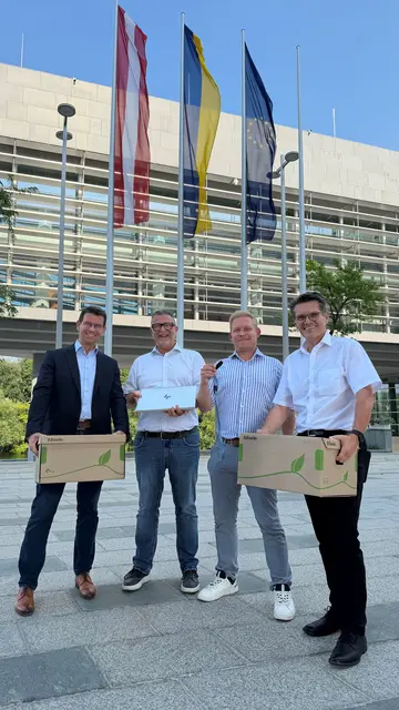 Die Projektleitung bei der Einreichung der UVP-Unterlagen: Andreas Gamlich (Kaufmännischer Direktor Universitätsklinikum Wiener Neustadt), Klaus Eichberger (Servicestelle Facility Development NÖ Landesgesundheitsagentur), Christoph Weigl (Amt der NÖ-Landesregierung Gruppe Baudirektion, Abteilung Landeshochbau) und Josef  Streimelweger (Amt der NÖ-Landesregierung Gruppe Baudirektion, Abteilung Gesundheitshochbau). | Foto: UKWRN