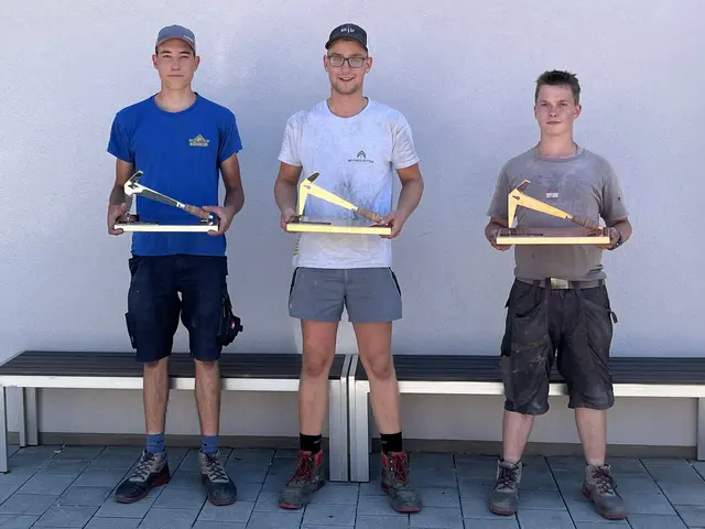 LLWB_Dachdecker: Siegerbild mit „Hammer-Pokalen“ in Gold, Silber und Bronze (v.l.): Lucian-Levy Dorn (2. Platz), Sieger Philipp Jandl und Manuel Buchmeier (3. Platz)
 | Foto: Landesinnung der Dachdecker, Glaser und Spengler NÖ