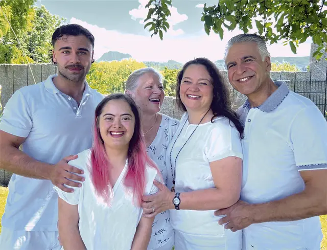 Die Geschwister Bernhard und Ines El-Masri, Apothekengründerin und Großmutter Marlis Kaniak sowie die Eltern Monika Kaniak-El-Masri und Samir El-Masri (v.l.). | Foto: Kaniak-El-Masri