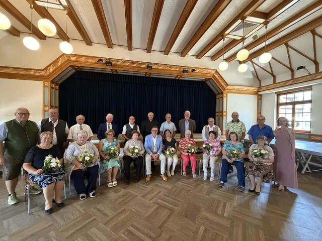 Goldene Hochzeit (v.l.) – Gemeinderat Josef Motusz, Leopoldine und Franz Poscher, Theresia und Ignaz Weninger, Christa und Alois Eder,  Margarethe und Johann Freunberger, Pfarrer Franz Kraus, Bürgermeister Hans- Jürgen Resel, Monika und Leopold Heher, Ernestine und Anton Linsberger, Mathilde und Herbert Wojta-Stremayr, Ludmilla und Franz Pugl, Mathilde und Karl Hainitz, Gemeinderätin Pamela .Köberl
 | Foto: Marktgemeinde St. Leonhard am Forst