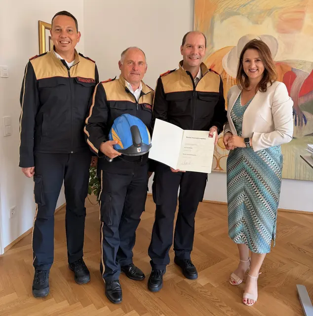 Landes-Feuerwehrinspektor Rene Staudacher mit Franz Brunner, David Walder und Landesrätin Astrid Mair (v.l.) | Foto: Land Tirol/MS
