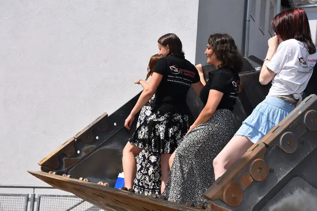 Angela und Bernhard Aschauer und ihre Mitarbeiterinnen und Mitarbeiter von Baumaschinen Aschauer verteilten an die Volksschulkinder und an die Kinder in der Krabbelstube und im Kindergarten kühle Erfrischungen.  | Foto: Robert Zinterhof