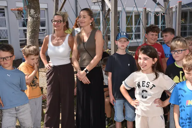 Angela und Bernhard Aschauer und ihre Mitarbeiterinnen und Mitarbeiter von Baumaschinen Aschauer verteilten an die Volksschulkinder und an die Kinder in der Krabbelstube und im Kindergarten kühle Erfrischungen.  | Foto: Robert Zinterhof