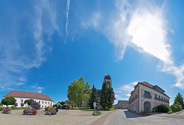 Der Kirchenplatz in Pettenbach wird heuer zum ersten Mal Schauplatz des Marktfestes. | Foto: Marktgemeinde Pettenbach